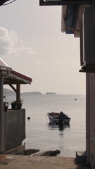 Le soleil se couche sur la mer