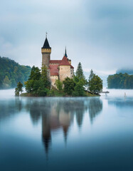 Obraz premium Photo d'un château écossais sur une île du loch Ness 