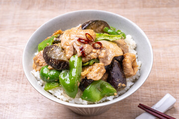 ナスとピーマンと豚肉の味噌炒め丼