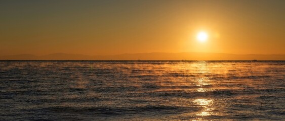 大阪湾の朝焼けと気嵐のパノラマ情景