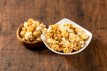 ポップコーン　キャラメル味　木目背景　Popcorn caramel flavor wood grain background