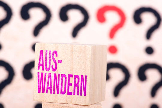 Hintergrund aus vielen Fragezeichen und das Wort Auswandern