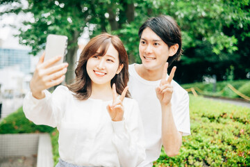 スマホで写真を撮る男女
