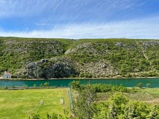 Zrmanja river and river valley with wooded shore (Obrovac, Croatia) - Fluss Zrmanja und Flusstal mit bewaldetem Ufer (Obrovac, Kroatien) - Rijeka Zrmanja i riječna dolina sa šumovitom obalom (Hrvatska