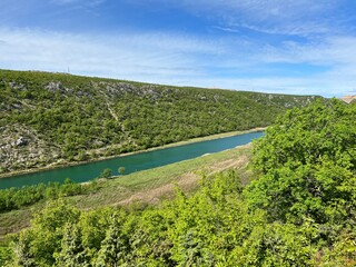 Zrmanja river and river valley with wooded shore (Obrovac, Croatia) - Fluss Zrmanja und Flusstal mit bewaldetem Ufer (Obrovac, Kroatien) - Rijeka Zrmanja i riječna dolina sa šumovitom obalom (Hrvatska © Mario