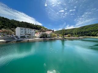 Zrmanja river and river valley with wooded shore (Obrovac, Croatia) - Fluss Zrmanja und Flusstal mit bewaldetem Ufer (Obrovac, Kroatien) - Rijeka Zrmanja i riječna dolina sa šumovitom obalom (Hrvatska © Mario
