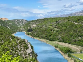 Zrmanja river and river valley with wooded shore (Obrovac, Croatia) - Fluss Zrmanja und Flusstal mit bewaldetem Ufer (Obrovac, Kroatien) - Rijeka Zrmanja i riječna dolina sa šumovitom obalom (Hrvatska © Mario