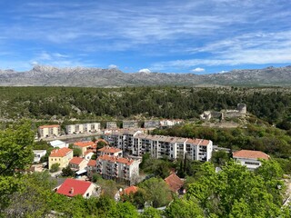 Obraz premium Obrovac Castle, Gradina Obrovac, Tvrđava Kurjaković or Fortica (Croatia) - Burg Obrovac oder Schloss Kurjakovic (Kroatien) - Utvrda Kurjaković ili tvrđava Obrovac (Hrvatska)
