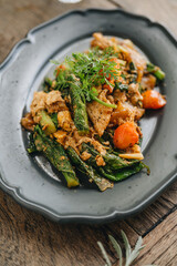 A plate of Thai flat noodles with chicken
