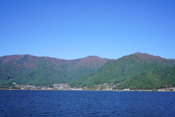 Autumn is my favourite season because of the beautiful red and yellow foliage.
