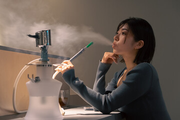 シーシャを楽しむ女性