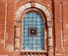 Obraz premium A window with a blue glass pane and a metal grate