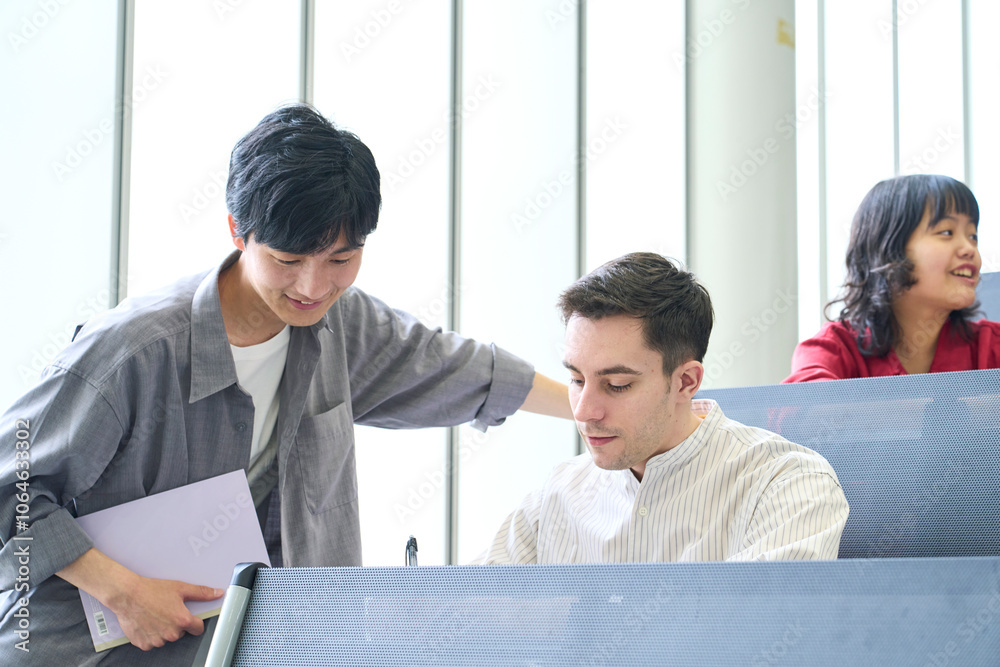 Poster 学生、大学生、授業、勉強、講義、留学生、留学、友達、グローバル、国際、インターナショナル、日本人、外国人、多国籍、ダイバーシティ、インクルージョン、多様性、多人種、交流、グループ、チームワーク、男性、女性、若い、Z世代、英会話、語学、ワーキングホリデー、ホームステイ、教育、学習、教室、大学、クラスメート、キャンパス、スクール、講堂、カジュアル、キャンパスライフ、会話、コミュニケーション、教える、笑
