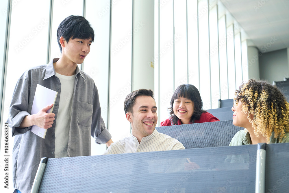 Poster 学生、大学生、授業、勉強、留学生、留学、友達、グローバル、国際、インターナショナル、日本人、外国人、多国籍、ダイバーシティ、インクルージョン、多様性、多人種、交流、グループ、チームワーク、男性、女性、若い、Z世代、英会話、語学、ワーキングホリデー、ホームステイ、教育、学習、教室、大学、クラスメート、キャンパス、スクール、講義、講堂、カジュアル、キャンパスライフ、会話、コミュニケーション、教える、笑