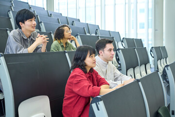 講義、講堂、学生、グローバル、セミナー、女性、友達、人物、大学、教室、大学生、多国籍、外国人、日本人、教育、授業、留学、留学生、勉強、学習、語学、研究、ホール、座席、インターナショナル、国際、ダイバーシティ、インクルージョン、多様性、多人種、グループ、チームワーク、男性、黒人、白人、スクール、外語大、クラスメート、キャンパス、カジュアル、キャンパスライフ、研修、聴講生、カリキュラム、学校、専門学生