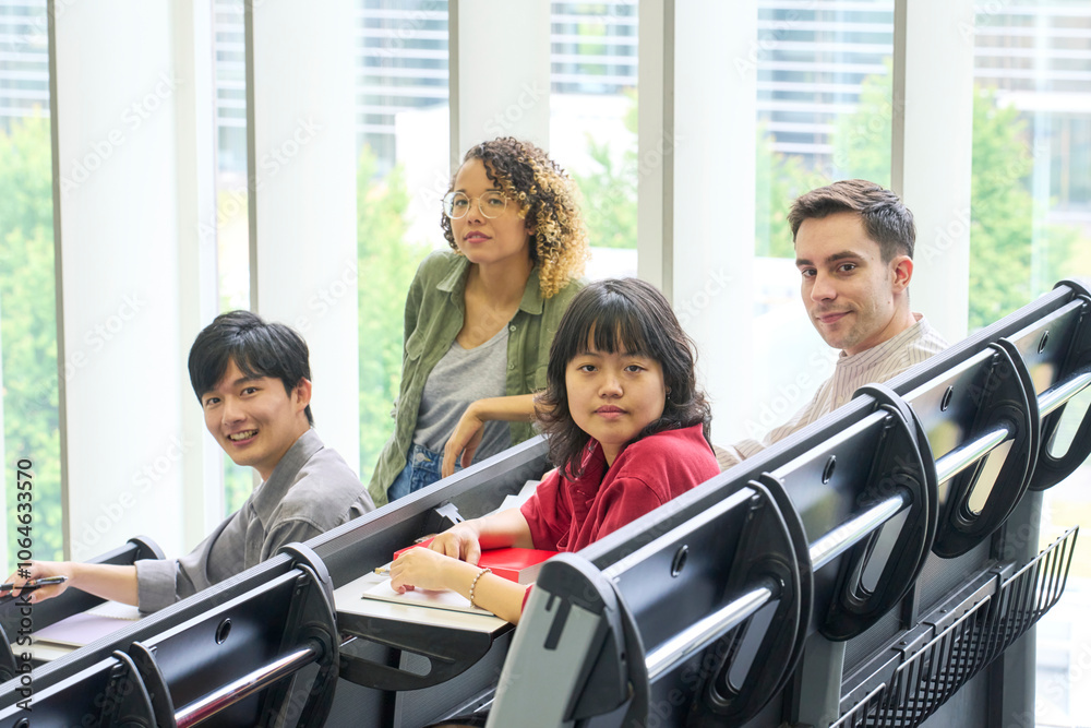 Aufkleber 学生、大学生、留学、留学生、教室、大学、授業、勉強、講義、友達、グローバル、国際、インターナショナル、日本人、外国人、多国籍、ダイバーシティ、インクルージョン、多様性、多人種、交流、グループ、チームワ