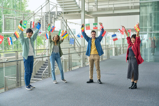 国旗、グローバル、人々、チームワーク、応援、世界、万国旗、多国籍、グループ、友好、交流、歓迎、イベント、パートナーシップ、国際化、インターナショナル、ワールドワイド、社会、コミュニケーション、異文化、多人種、平和、外交、人材、カジュアル、仲間、パートナー、日本人、外国人、男性、女性、地理、地政学、教育、学習、大学、大学生、学生、国際、ダイバーシティ、インクルージョン、多様性、黒人、白人、友達、笑顔