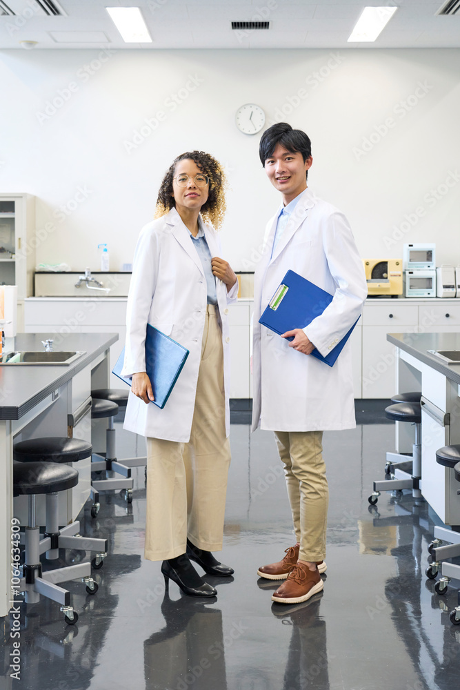 Aufkleber グローバル、ビジネス、カップル、研究者、科学者、白衣、男性、女性、外国人、日本人、多国籍、大学生、大学、学生、研究所、ラボ、理系、理学部、教育、教室、学者、実験、実験室、インターナショナル、国際、ダイバーシティ、インクルージョン、多様性、多人種、交流、グループ、チームワーク、黒人、留学、留学生、学習、勉強、友達、学校、エンジニア、技術者、専門家、若い、Z世代、若者、製薬、二人、人材、教授、人物