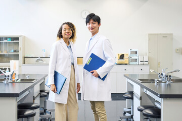 global, business, couple, researcher, scientist, lab coat, man, woman, foreigner, japanese, asian, multinational, university student, university, student, research institute, lab, science, faculty of 