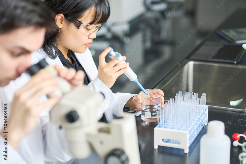 Aufkleber 研究、科学者、研究員、顕微鏡、男性、実験、研究者、グループ、多国籍、検査、機器、分析、グローバル、外国人、インターナショナル、国際、ダイバーシティ、インクルージョン、多様性、多人種、チームワーク、日本人、女性、白衣、製薬、ラボ、研究所、研究室、開発、創薬、医薬品、大学生、医学部、理学部、化学、発見、実験室、人材、大学、医師、医学、医療、科学、病院、バイオテクノロジー、ヘルスケア、エレクトロニクス、