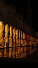 Meczet w Zjednoczonych Emiratach Arabskich, odbicia modlących w wodzie 