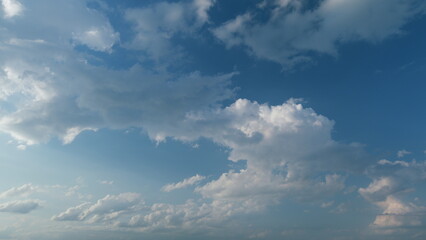 Obraz premium White stratocumulus and cumulus cloudscape on beautiful sunny clear sky. Tropical summer sunlight. Timelapse.