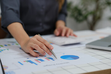 Naklejka premium A woman is looking at a graph on a table