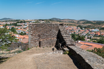 Muralha histórica do Castelo de Mogadouro, uma sentinela medieval em Trás-os-Montes, Portugal