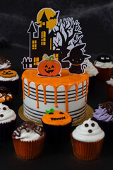 Mesa decorativa con pastel y postres de halloween