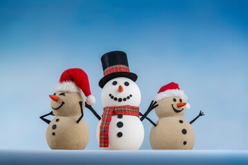 A joyful snowman and two sandy snowmen pose together for a Christmas and New Year celebration! This mix of winter and beach vibes brings a fresh holiday twist.