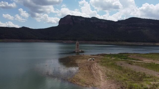 Pantano de Sau en Catalu&ntilde;a, Espa&ntilde;a, con campanario sumergido y monta&ntilde;as de fondo