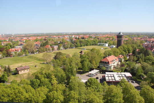 Blick vom V&ouml;lkerschlachtdenkmal in Leipzig, sachsen auf den Wasserturm Probstheida