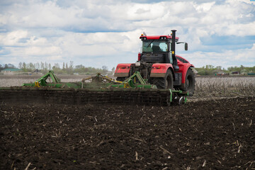 Obraz premium Versatile cultivator with disk, cultivate, harrow tools for secondary tillage