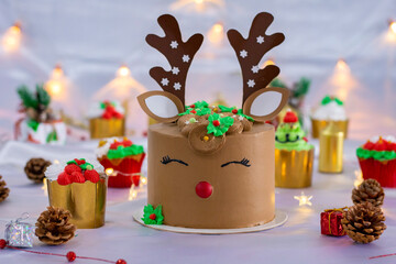 Mesa decorativa con pastel y postres de navidad