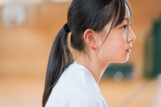 真剣な眼差しのポニーテールの女子生徒