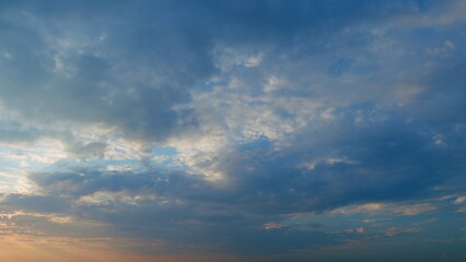 Obraz premium Beautiful sunset with cirrus clouds. Sun shines at level of horizon and warm tones colors. Timelapse.