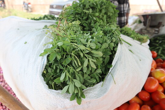 A close-up photo of fresh wild spinach (bathua) leaves, showcasing their vibrant green color and unique texture, ideal for healthy cooking and nutrition., selective focus 