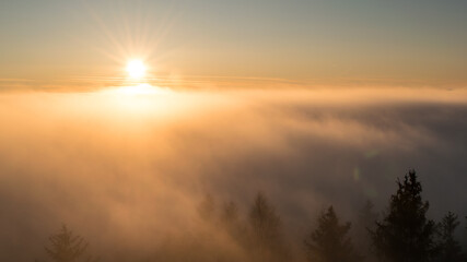 Obraz premium Sunset in the Teplice-Adršpašské rocks. The sun is low on the horizon and the inverted clouds create stunning scenery that makes it seem as if you are above the clouds.