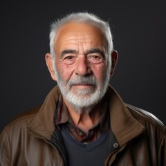 Obraz premium Colombian elderly man in casual outfit with friendly grin against a dynamic studio backdrop