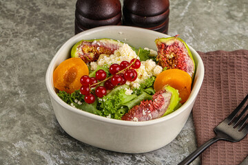 Salad with fig and sheep cheese