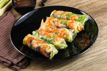 Vietnamese spring roll with prawn and mango
