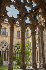 Fototapeta premium Arquitectura gótica en el claustro de la catedral de Oviedo, España