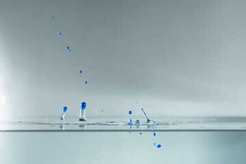 farbe tropfen wasser blau