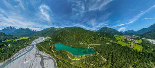 Der naturbelassene Flussbett des Lech bei Weißenbach im Sommer