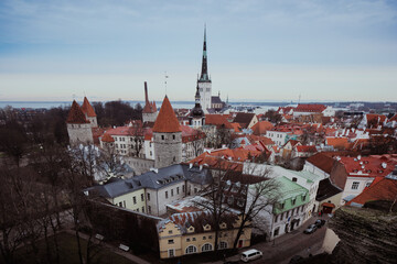 Obraz premium Aerial view of Tallinn showcasing historical architecture and cityscape during daytime