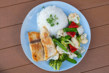 Pescado a la plancha con ensalada cocida y arroz