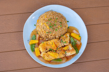 Pollo con piña y arroz chaufa