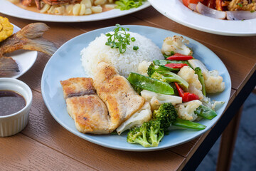 Pescado a la plancha con ensalada cocida y arroz