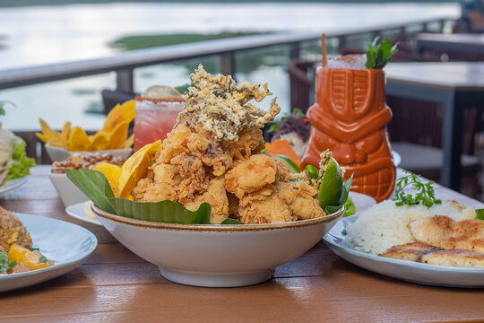 Banquete de jalea mixta con viste al rio y bebida en vaso tiki