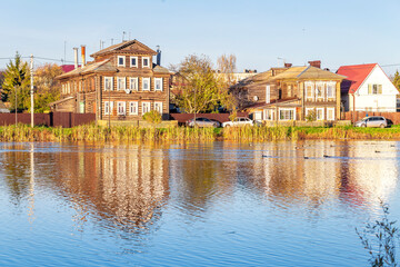 Obraz premium Bogorodsk, Nizhny Novgorod region, Russia, Street view of an ancient provincial Russian city on the shore of a lake on a summer evening. An ancient building of artisans, an architectural monument.
